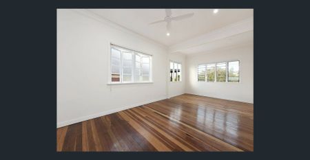 Cute 3 Bedroom home in Prime location ! - Photo 2