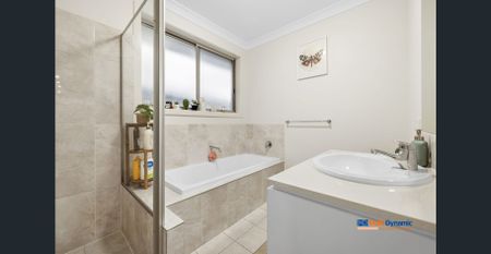 Immaculate 4-bedroom, 2-bathroom family home with a double garage! - Photo 3