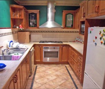 Three Bedroom Family Home - Photo 2