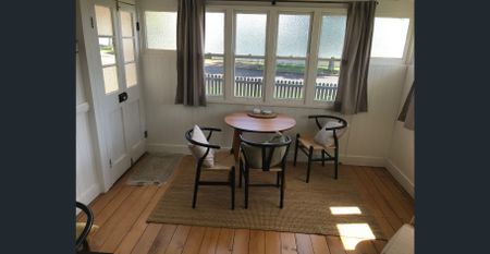 Delightful Cottage in Super-Convenient Location! - Photo 2