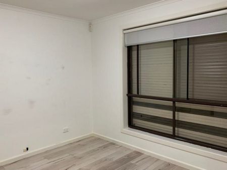 HOME IN PERFECT LOCATION ! - Photo 2