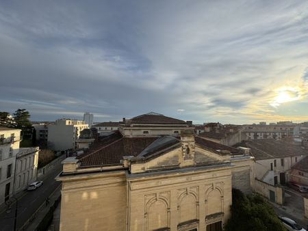 NIMES APPARTEMENT TYPE 2 PROCHE CENTRE VILLE VUE SUR LES TOITS - Photo 5