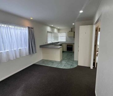 Lovely Modern 3 Bedroom Home available close to Southmall - Photo 5