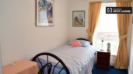 Room to rent in 4-bedroom house in Balgriffin, Dublin - Photo 5