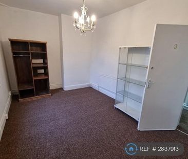 1 bedroom in a flat share to rent - Photo 4