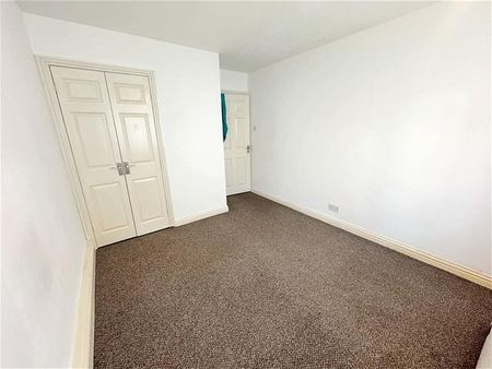 3 bedroom flat to rent - Photo 5