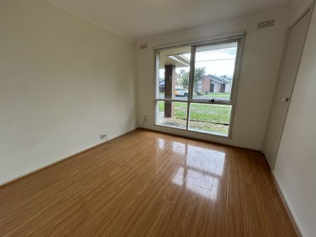 33 Daphne Crescent, Werribee VIC, Belconnen - Photo 2