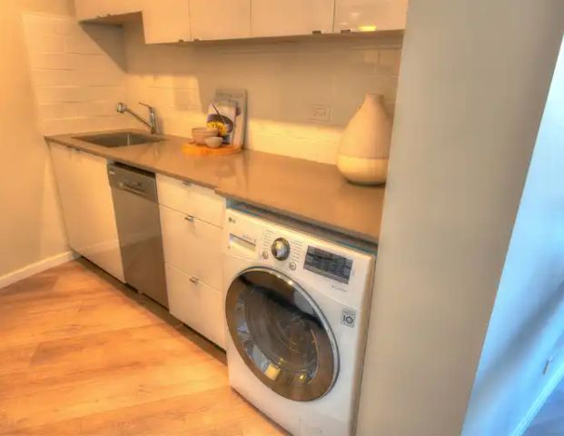 1 Bedroom beautiful renovated with a stunning ocean on Beach Avenue! | 1011 Beach Avenue, Vancouver - Photo 1