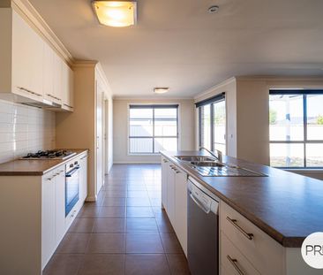 COMFORTABLE HOME IN PRIME LOCATION - Photo 4