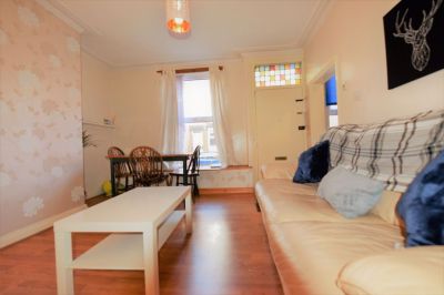 3 bedroom House in Harold View, Leeds - Photo 4