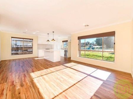 3-Bedroom Townhouse Offering Modern Comfort in Prime Garran Location - Photo 2