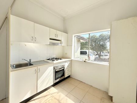 Neat 1 Bedroom Flat in Convenient Punchbowl Location - Photo 2