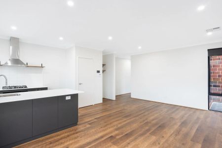 Modern home in new Lakelands. - Photo 4