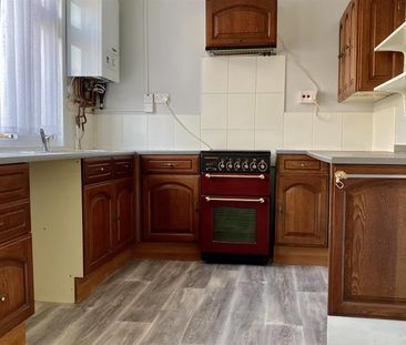 To Let - Photo 2