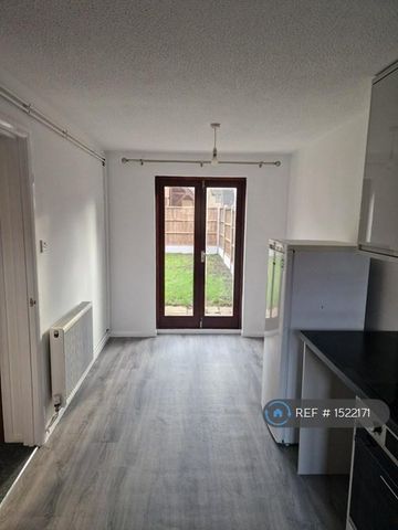 3 bedroom terraced house to rent - Photo 3