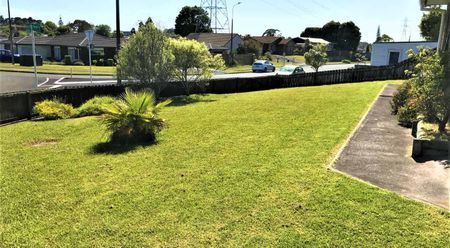 Lovely 3 bedroom home with internal access garage - Photo 2