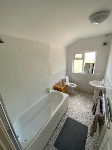 126 Leopold Street - Modern throughout & 2 BathroomsLoughborough - Photo 2