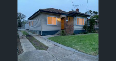 Family home awaits! - Photo 3