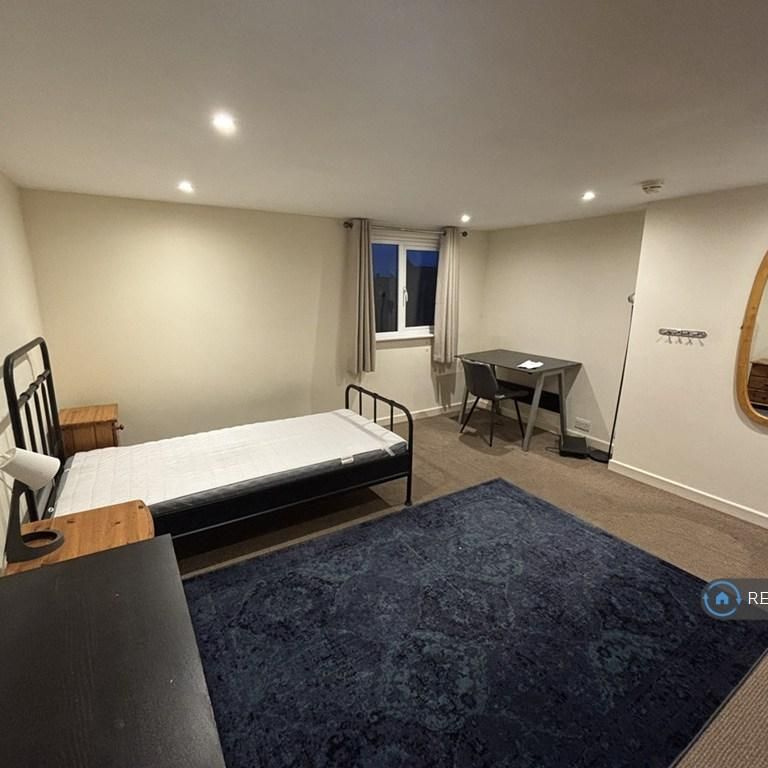 1 bedroom in a house share to rent - Photo 1