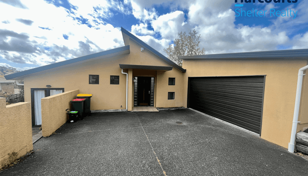 Spacious 3-Bedroom Home with Double Garage in Henderson - Photo 1