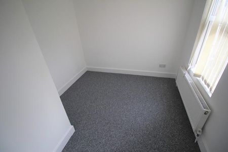 5 bedroom semi-detached house to rent - Photo 2