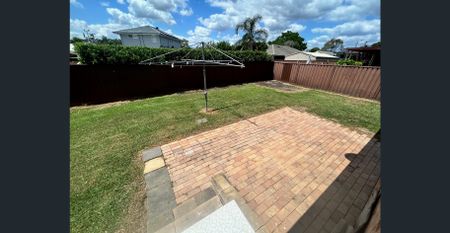 LOVELY HOME IN GREAT LOCATION! - Photo 3