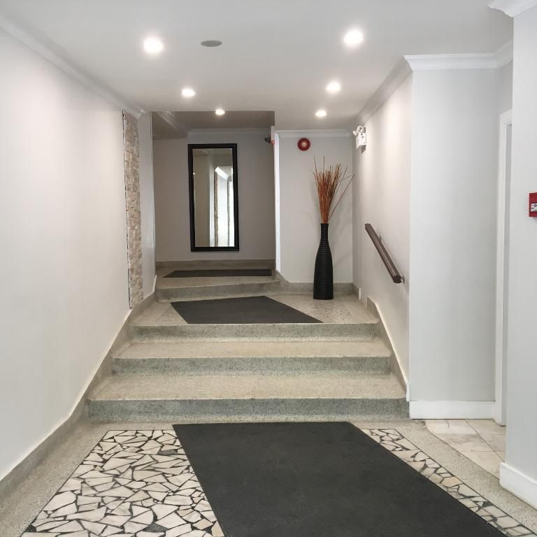 3 1/2 RÉNOVÉS, CHAUFFAGE EAU CHAUDE INCLUS, PRES UDEM, HEC, POLY, HOPITAUX - Photo 1