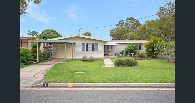 FANTASTIC POSITION - QUICK STROLL TO SHOPS AND BROADWATER PLUS SEPARATE TEENAGE RETREAT! - Photo 1