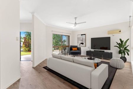 MASSIVE FAMILY HOME - SPLIT LEVEL - Photo 2