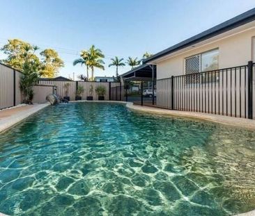 Stunning family home with a pool! - Photo 2