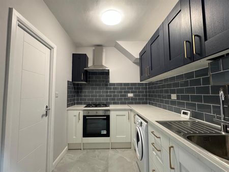 Beecholme Avenue, Mitcham CR4, London - Photo 4