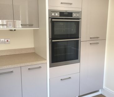 3 Bed Semi-detached House to Let in Tonbridge *Short term let* - Photo 5