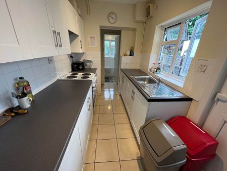 Room 2: 46 George Road, Guildford, GU1 4NR - EN SUITE - Photo 5