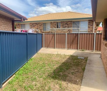 Modern Three Bedroom Home - Photo 3