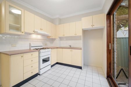 Spacious 2-Bed Terrace Near Sydney Uni - Photo 3