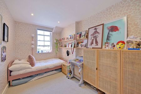 Modern family living at its finest, with a bespoke kitchen, spacious principal suite, and landscaped garden - Photo 4