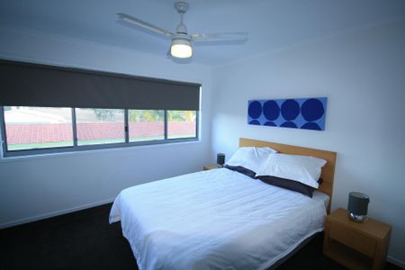 MODERN LOW MAINTENANCE 2 BEDROOM TOWNHOUSE IN CENTRAL GLADSTONE - Photo 2