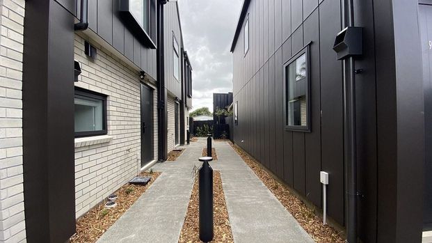 Beautiful 2-Bedroom in Te Atatu Peninsula - Photo 1