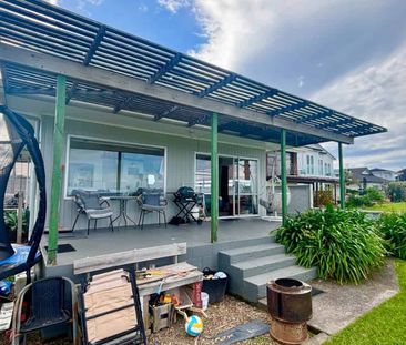 Amazing Seaview's Spacious Family Home - Photo 2