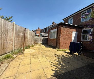 1 bedroom in a house share to rent - Photo 2