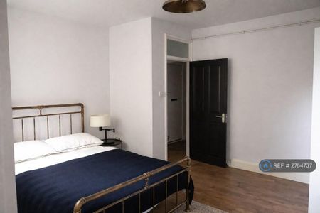 1 bedroom in a flat share to rent - Photo 2