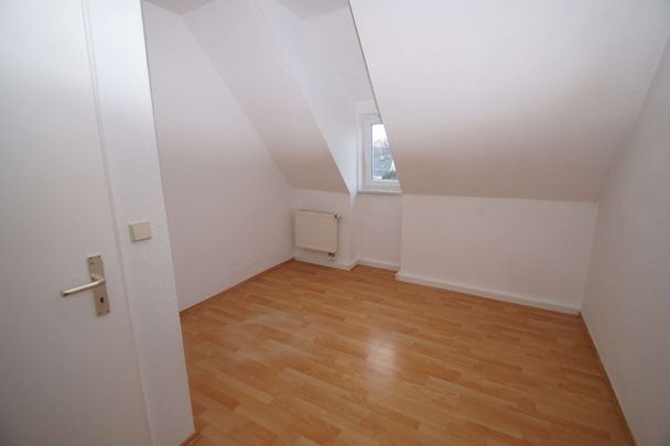 3-Zimmer-Wohnung im Dachgeschoß mit separater Küche und Dusche, renoviert, ab sofort - Photo 1