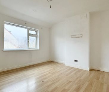 2 Bedroom Flat - Photo 2