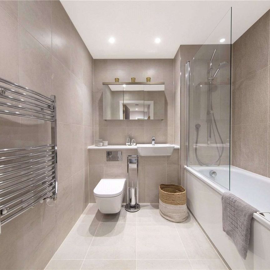 A stylish luxury apartment convenient for town and station - Photo 1