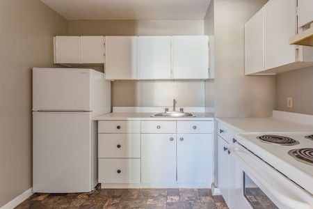 Minutes to Bayshore Shopping Centre; Easy Access to the Queensway - Photo 2