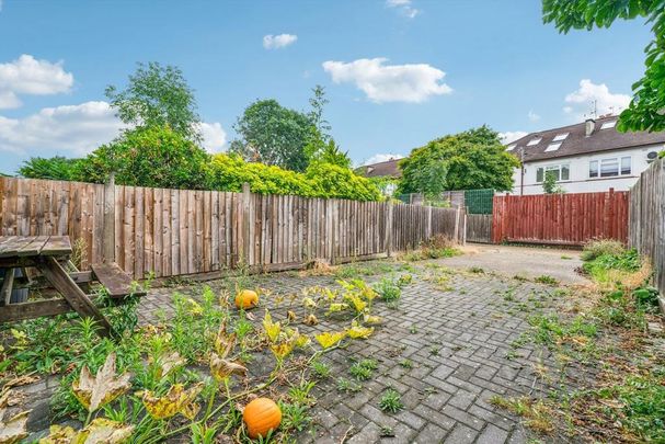 3 bedroom flat to rent - Photo 1