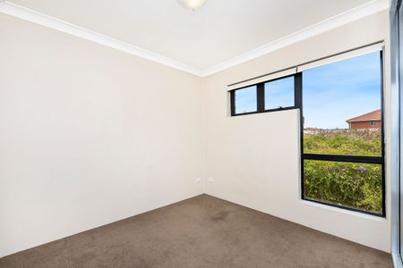 Spacious Three Bedroom Townhouse In Marrickville - Photo 2