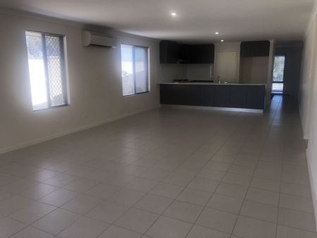 289 Pebble Beach Boulevard, Meadow Springs WA 6210 - House For Rent | Domain - Photo 4