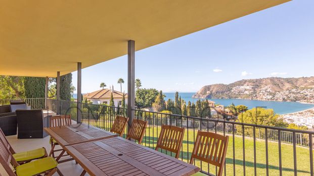 Espaciosa villa: Estancias a lo grande, piscina y césped con vistas idílicas a la bahía. - Photo 1