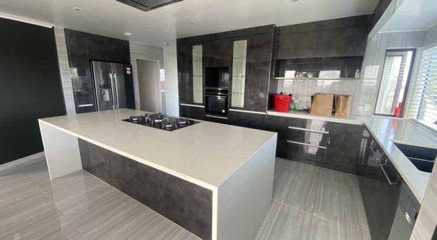 Modern 5 Bedroom Unit with views of Auckland - Photo 1